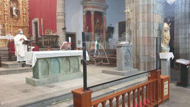Mampara de cristal instalada delante del altar en la Basílica de San Juan (Foto TA)